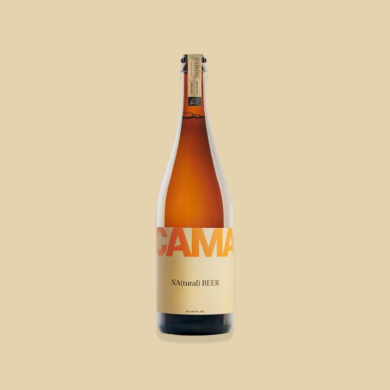 Bouteille PAIRING 75 cl, étiquette orange CAMA NA(tural) BEER, sur fond jaune