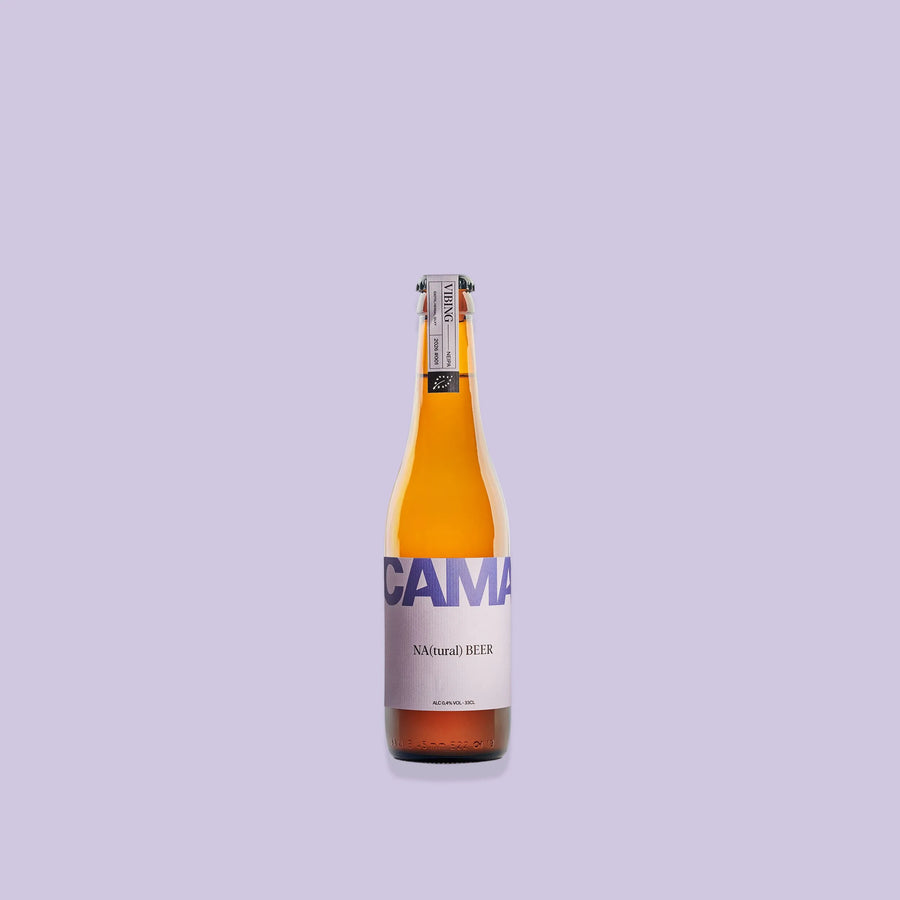 Bouteille VIBING 33 cl, étiquette lilas CAMA NA(tural) BEER, sur fond lilas