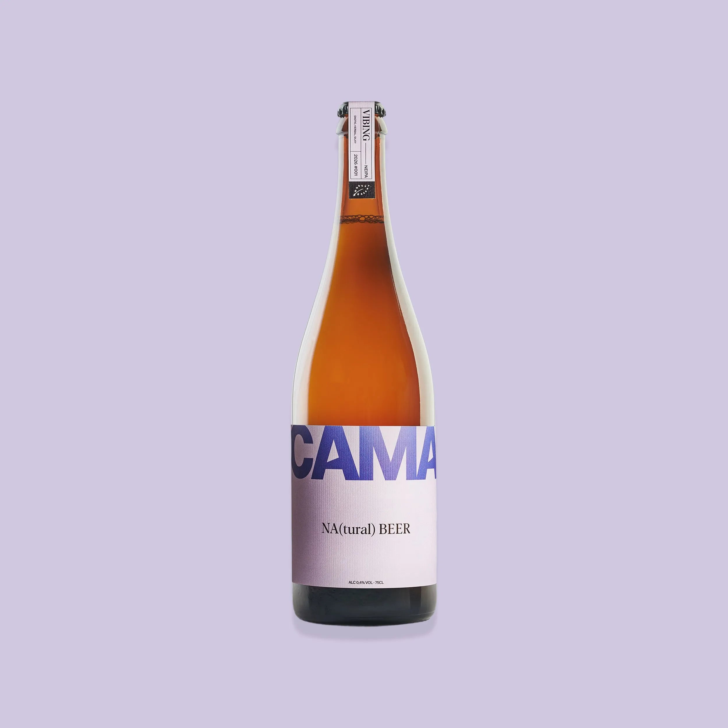 Bouteille VIBING 75 cl, étiquette lilas CAMA NA(tural) BEER, sur fond lilas